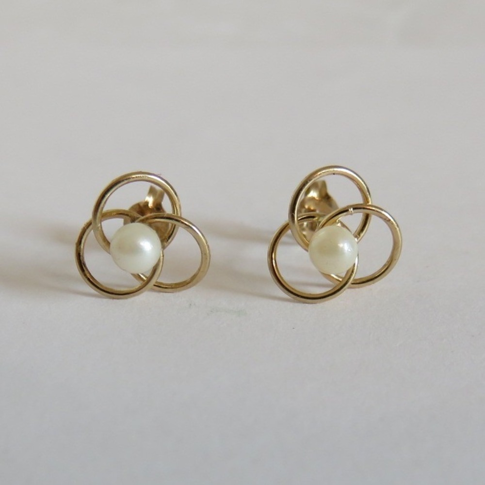 10K Yellow Gold Delicate Interlocking Triple Circle Pearl Stud Earrings 0.61g